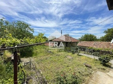 Ексклузивна, двуетажна, тухлена къща за продажба, с допълнителни постр