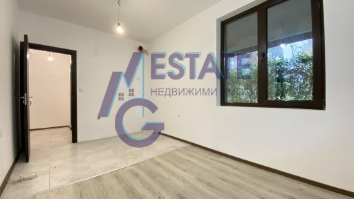 Двустаен апартамент със собствен двор 30 кв. м. в затворен комплекс