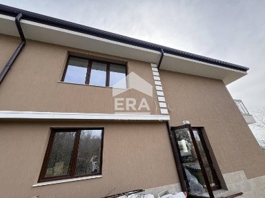 Двуетажна газифицирана къща със сутерен и таван за продажба с Акт 16