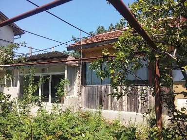 Къща 50м2, двор 890м2, ток и вода, 76900 евро, Близнаци