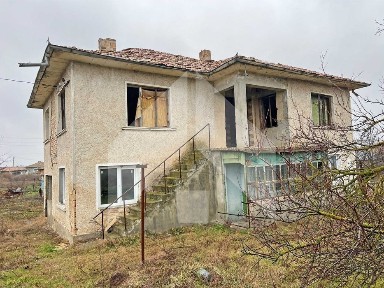 ПРОДАВА двуетажна, тухлена КЪЩА на плоча в с. Цани Гинчево, обл. Шумен