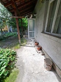 Къща с 1/2 и. ч. от двор, кв. Боровец