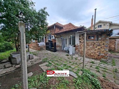 Къща с двор и кладенец в гр. Долна Оряховица