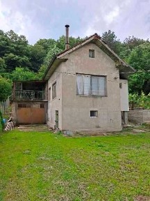 Вила в местност Кованлък, в близост до главен път София-Варна