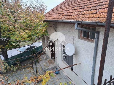 Продавам двуетажна къща в с. Константиново, РЗП: 136 кв. м