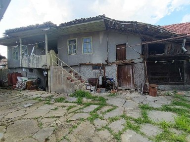 Къща с голям двор в село Плаково