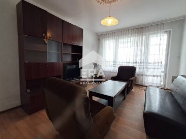 Тристаен панелен апартамент за продажба, с отделна Г-образна кухня, в