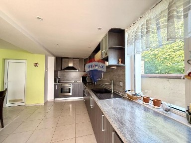 Къща с нескриваема морска гледка, двор, басейн и гараж за продажба, Б