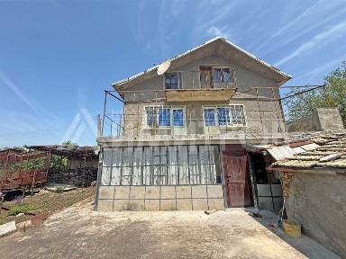Продава триетажна вила с хубав, равен двор от 825 кв. м в с. Златна нива, обл. Шумен