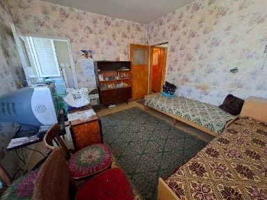 Втори етаж от къща с допълнителни помещения и гараж, широк център