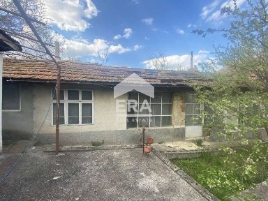 Ексклузивна двуетажна къща за продажба за целогодишно живеене с басейн