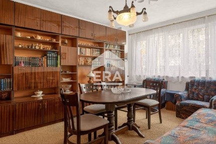 Тристаен ексклузивен апартамент за продажба, с отделна трапезария с ку