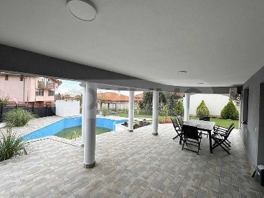 Просторна къща с басейн в село Рогачево