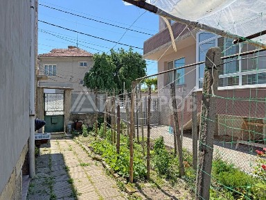 ПРОДАВА втори етаж от ДВУЕТАЖНА къща с КЛАДЕНЕЦ в гр. Нови пазар.