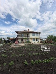Масивна къща с гараж за продажба в село ОПАН