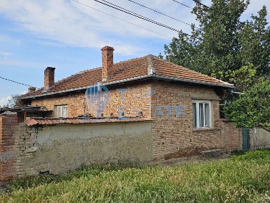 Едноетажна тухлена къща с три спални, вътрешна тоалетна и голям двор