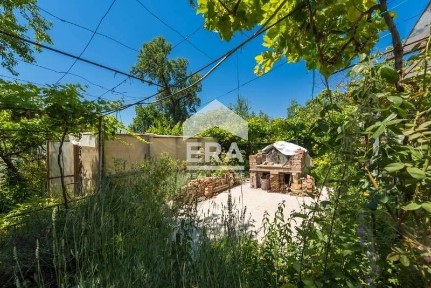 Триетажна, ексклузивна, обзаведена къща за продажба, с лятна кухня, га