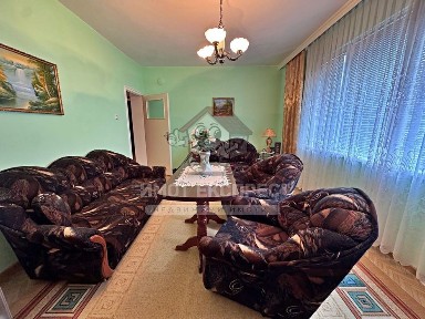 Етаж от къща, 3 спални, с двор, таван и изба, кв. Зъбчето