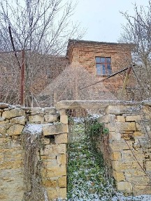 Тухлена къща на два етажа 20 км от Нови пазар с 2 дка двор и КЛАДЕНЕЦ!