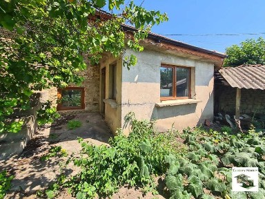 145328 ЕКСКЛУЗИВНО! Двуетажна къща с гараж и стопански постройки в с. Раданово, на 35 км. от Велико Търново