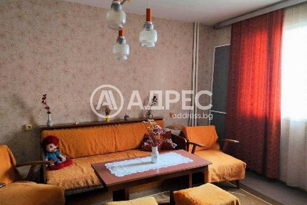 Просторен тристаен апартамент в центъра на гр. Разград
