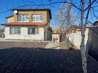 Къща в Добрич, област-с. Славеево площ 200 цена 125000