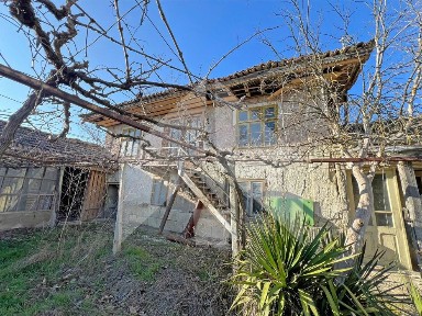 ПРОДАВА двуетажна селска КЪЩА с 1,7 ДКА двор в с. Мараш, обл. Шумен.