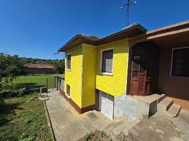 Двуетажна къща в село Добри дял