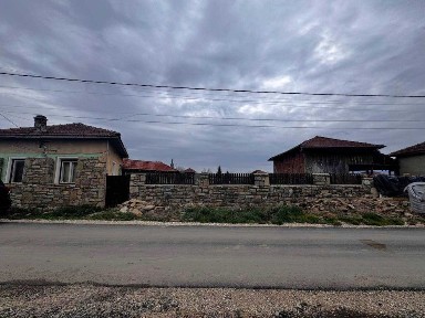 Къща с голям двор в с. Горна Росица