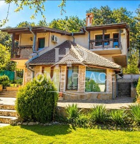 Обзаведена къща с морска панорама и двор 800 кв. м. - кв. Виница