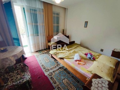 Тристаен тухлен апартамент за продажба, с отделна кухня, в жк Чайка, В