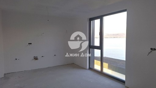 Просторен двустаен апартамент на МЕТРИ ОТ МОРЕТО в гр. Несебър