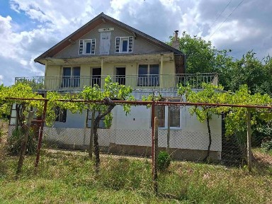 Двуетажна къща в с. Стража, Търговище