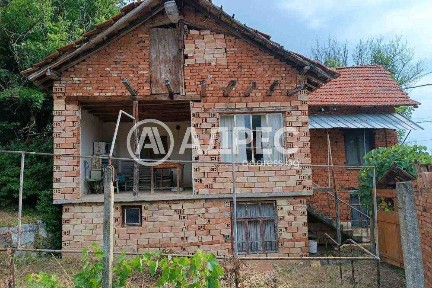 Двуетажна къща на плоча в с. Побит камът!