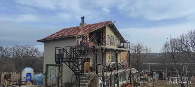 Къща в Варна-м-т Боровец - юг площ 165 цена 150000
