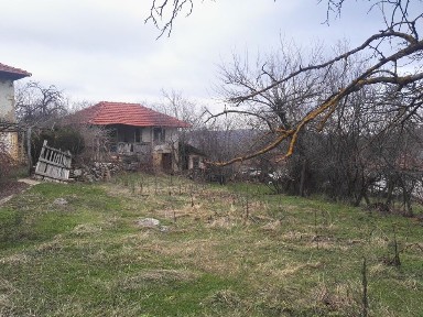 Къща в Къкрина с двор от 1967 кв. м.
