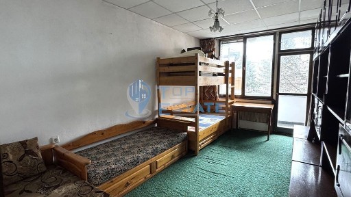 Тристаен, тухлен апартамент в центъра на град Велико Търново