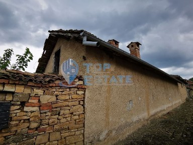 Стара тухлена къща в близост до центъра на село Стефан Стамболово, об