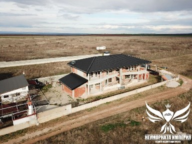Продавам три етажна къща с 402РЗП, гараж и двор 460кв. м. в гр. Асеновград, кв. Изток на местност Шкилово