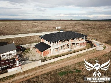 Продавам три етажна къща с 402РЗП, гараж и двор 460кв. м. в гр. Асеновград, кв. Изток на местност Шкилово