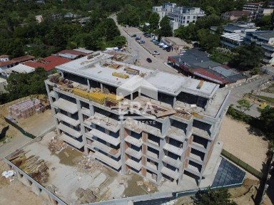 Тристаен апартамент в луксозен затворен комплекс за продажба с фронтал