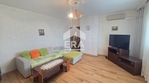 Ексклузивен обзаведен панорамен апартамент с отделна кухня с трапезари