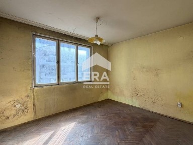 Четиристаен апартамент с отделна кухня за ремонт, район Център, Варна