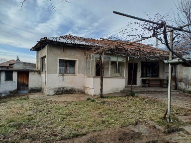 Продава се: Къща /тухла/ЗП 75 кв. м, двор 800 кв. м., с. Васил Левски