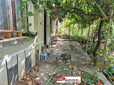 Двуетажна монолитна къща с двор, гараж и кладенец в гр. Долна Оряховица
