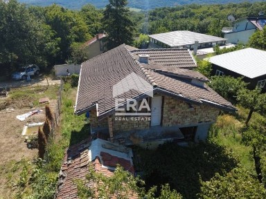 ЕКСКЛУЗИВНО! Двуетажна къща за ремонт за продажба във вилната зона на