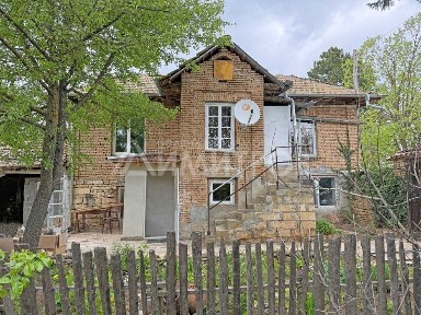 Продава автентична селска къща на два етажа с 1,3 дка двор и кладенец.