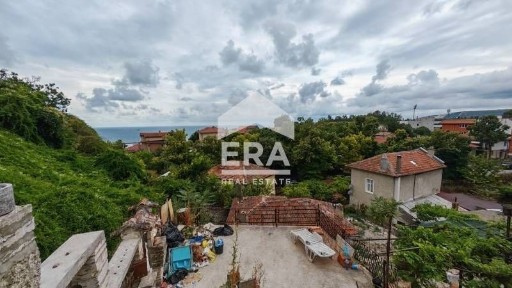 Двуетажна ексклузивна къща за продажба, с допълнителна постройка и дво
