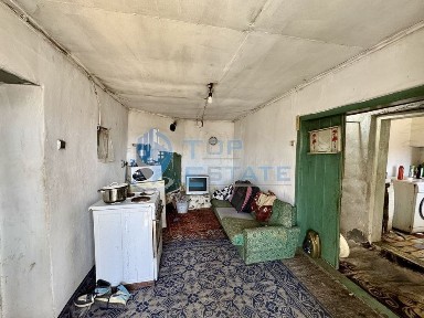 Двуетажна къща с кладенец и допълнителни постройки в село Долна Липни