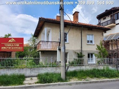 Двуетажна къща с двор за продажба в Банско, до улица 
